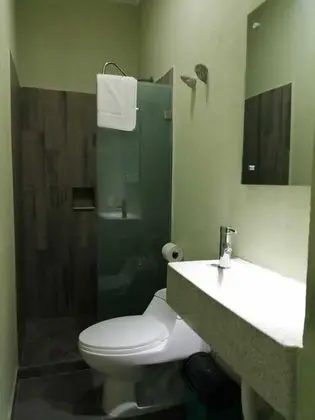 Basic Oda, 1 Büyük (Queen) Boy Yatak, Özel Banyo