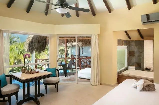 HONEYMOON PRIVATE POOL SWIM UP CASITA SUITE
