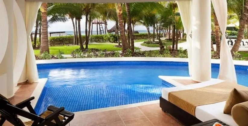 Swim Up Suite