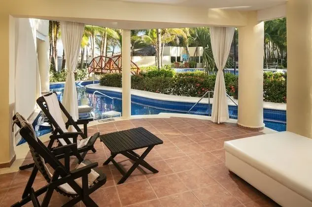 Swim Up Suite