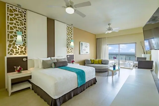 Oceanfront Honeymoon Suite