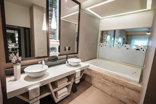 Oceanfront Honeymoon Suite