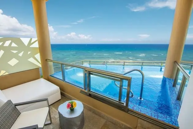 Oceanfront Honeymoon Suite