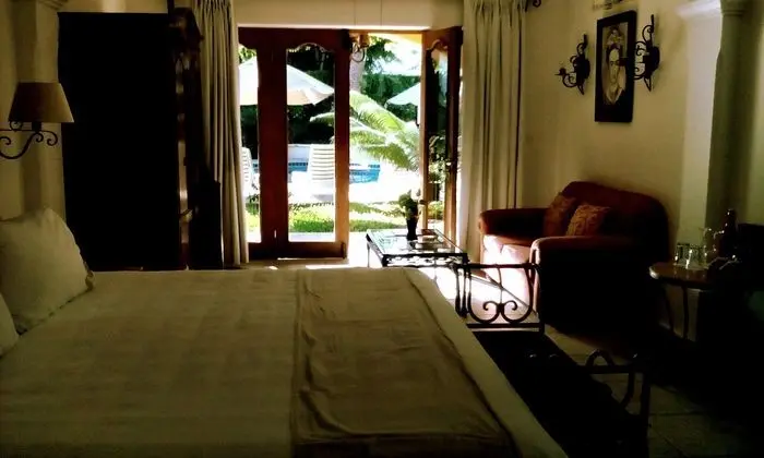 Suit Pool View King Bed