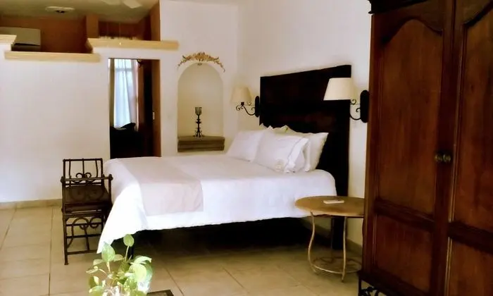 Suit Pool View King Bed