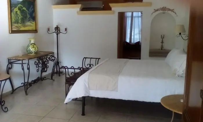 Suit Pool View King Bed