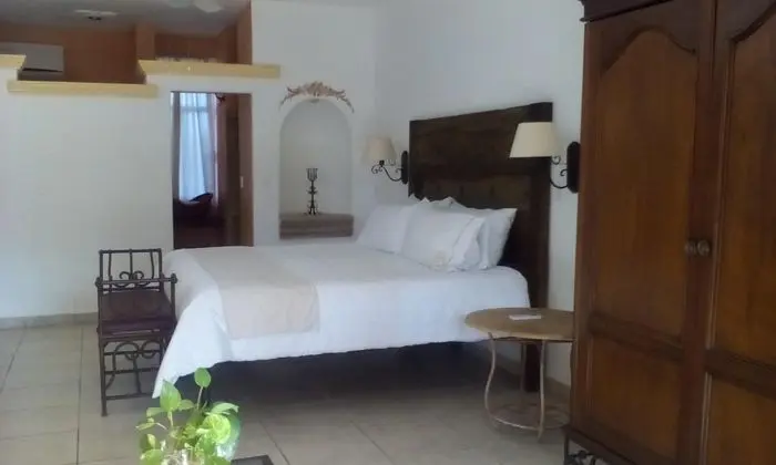 Suit Pool View King Bed