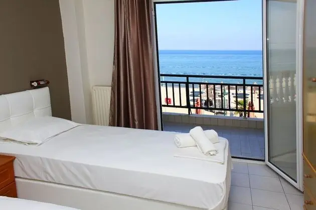 Üç Kişilik Oda, Deniz Manzaralı