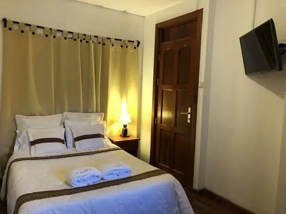 Habitación matrimonial con baño compartido