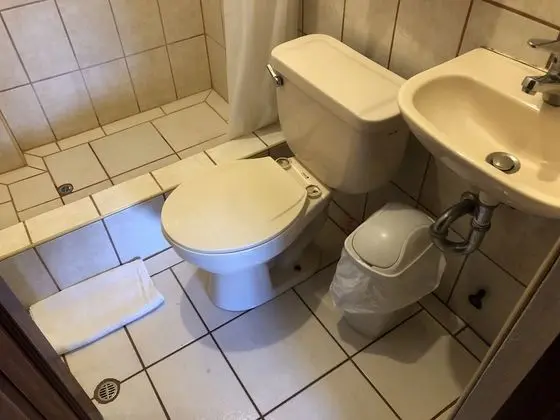 Habitación matrimonial con baño compartido