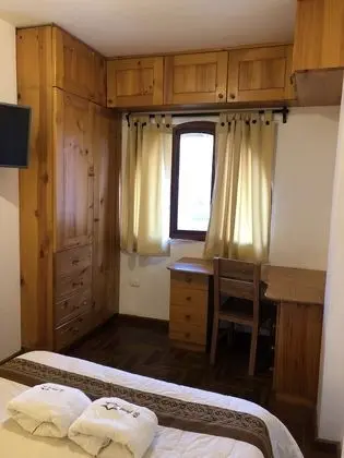 Habitación matrimonial con baño compartido