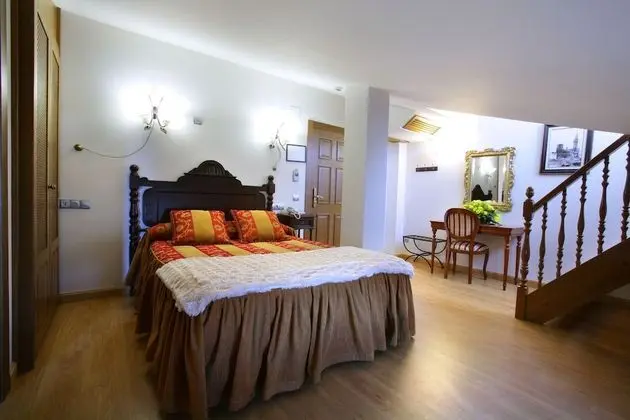 Büyük Yataklı Tek Kişilik Oda