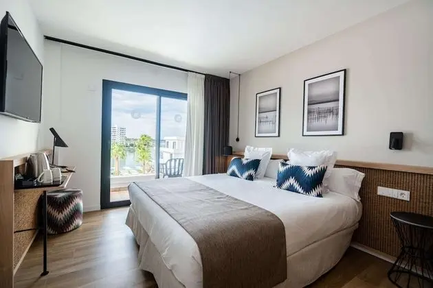 Tek Büyük Yataklı Oda, Balkon, Havuz Manzaralı