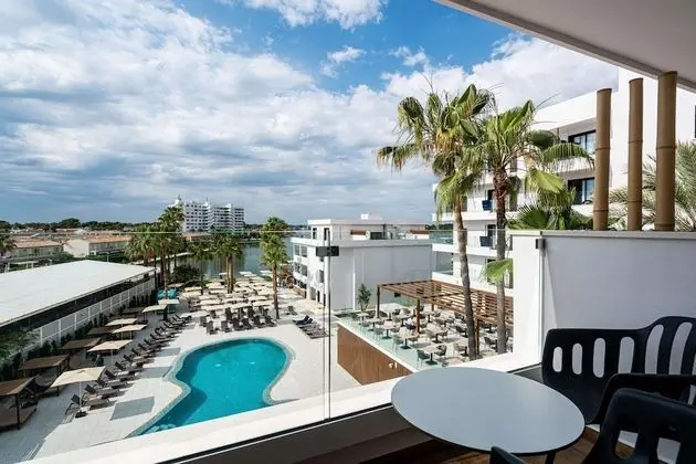 Tek Büyük Yataklı Oda, Balkon, Havuz Manzaralı