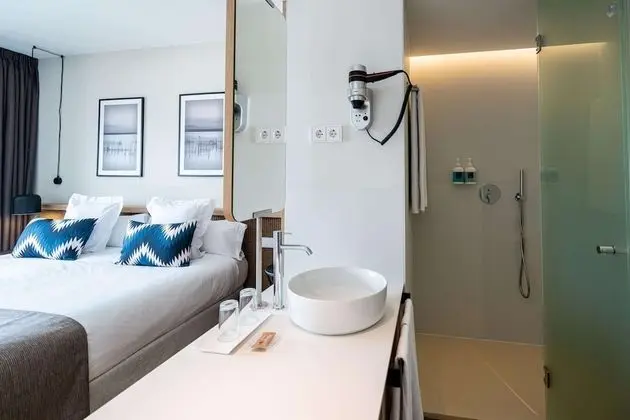 Tek Büyük Yataklı Oda, Balkon, Havuz Manzaralı