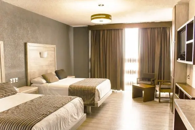Habitacion Doble, 2 camas matrimoniales  con bano privado y vista a la ciudad.