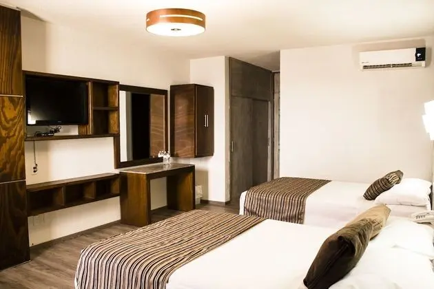 Habitacion Doble, 2 camas matrimoniales  con bano privado y vista a la ciudad.