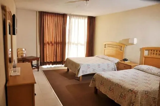 Habitacion Doble, 2 camas matrimoniales  con bano privado y vista a la ciudad.