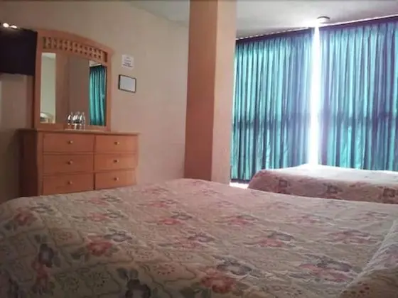 Habitacion Doble, 2 camas matrimoniales  con bano privado y vista a la ciudad.