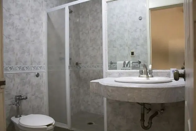 Habitacion Doble, 2 camas matrimoniales  con bano privado y vista a la ciudad.