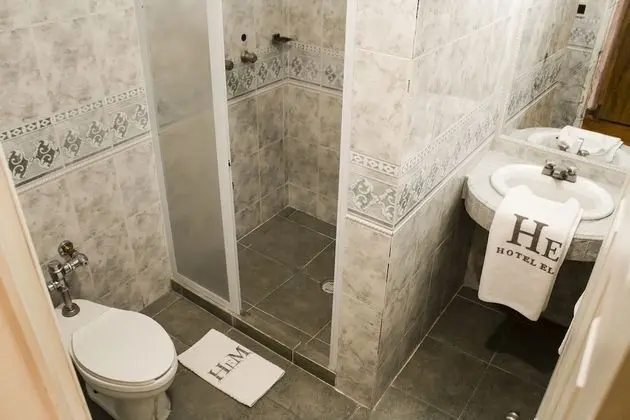 Habitacion Doble, 2 camas matrimoniales  con bano privado y vista a la ciudad.