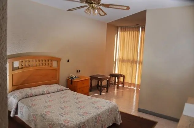 Habitacion estandar: 1 camas Matrimonial  con bano privado y vista a la ciudad.