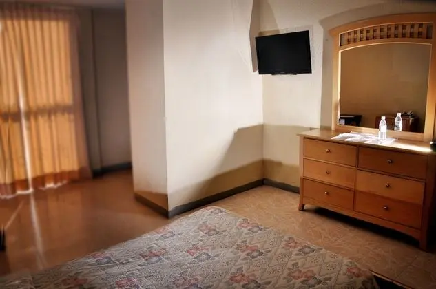Habitacion estandar: 1 camas Matrimonial  con bano privado y vista a la ciudad.