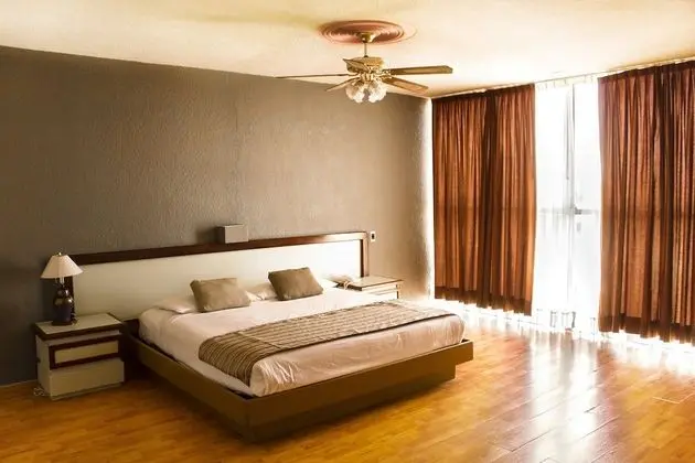 Habitacion estandar King, 1 cama matrimonial grande, bano privado con vista a la ciudad.