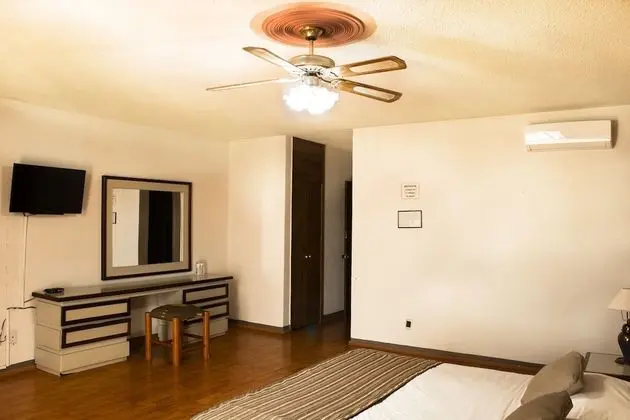 Habitacion estandar King, 1 cama matrimonial grande, bano privado con vista a la ciudad.