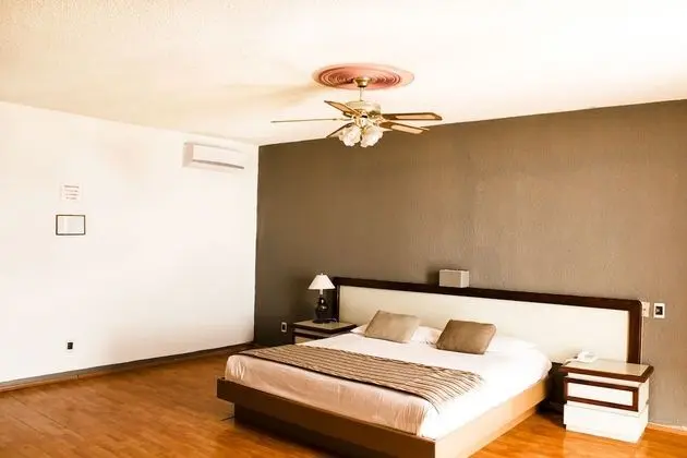Habitacion estandar King, 1 cama matrimonial grande, bano privado con vista a la ciudad.