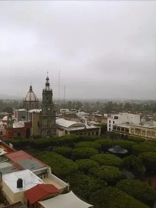 Habitacion estandar King, 1 cama matrimonial grande, bano privado con vista a la ciudad.