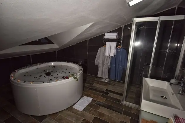Junior Çatı Katı (Loft), 1 En Büyük (King) Boy Yatak