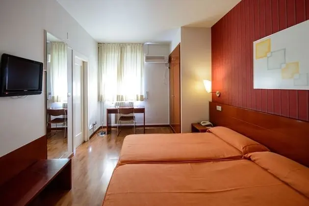 Büyük Yataklı Tek Kişilik Oda