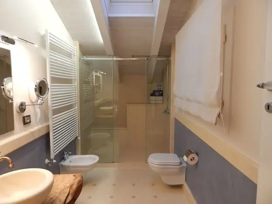 Deluxe Tek Büyük Yataklı Oda, Balkon, Bahçe Manzaralı (Leccio del Corno)