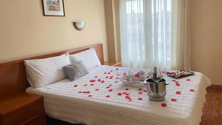Comfort Tek Büyük veya İki Ayrı Yataklı Oda
