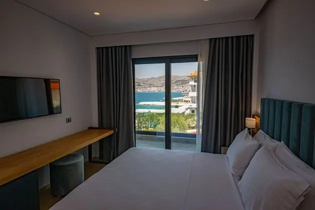 Deluxe Tek Büyük veya İki Ayrı Yataklı Oda, Kısmi Deniz Manzaralı