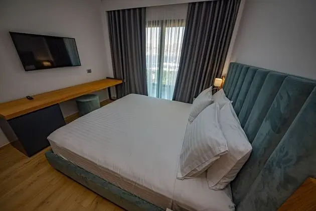 Deluxe Tek Büyük veya İki Ayrı Yataklı Oda, Kısmi Deniz Manzaralı
