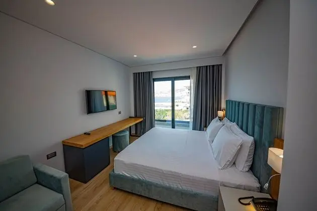 Deluxe Tek Büyük veya İki Ayrı Yataklı Oda, Kısmi Deniz Manzaralı