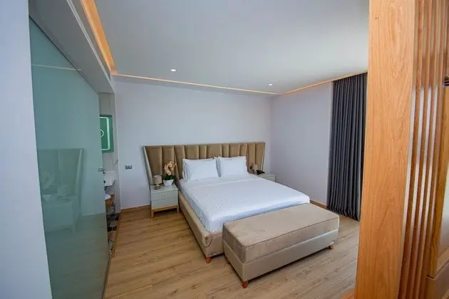 Deluxe Tek Büyük veya İki Ayrı Yataklı Oda, Kısmi Deniz Manzaralı