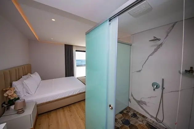 Deluxe Tek Büyük veya İki Ayrı Yataklı Oda, Kısmi Deniz Manzaralı