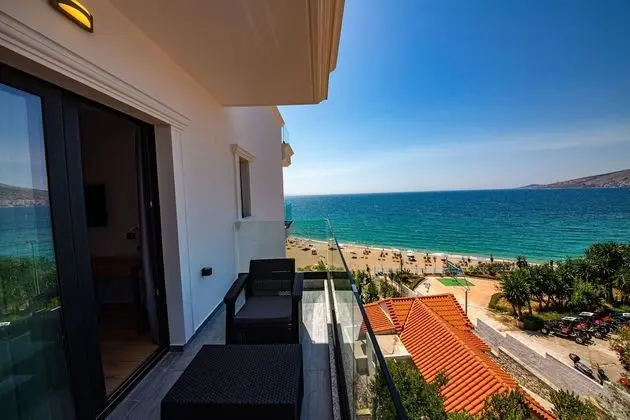 Deluxe Tek Büyük veya İki Ayrı Yataklı Oda, Kısmi Deniz Manzaralı