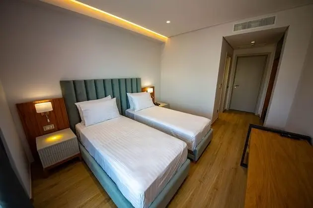 Deluxe Tek Büyük veya İki Ayrı Yataklı Oda, Kısmi Deniz Manzaralı