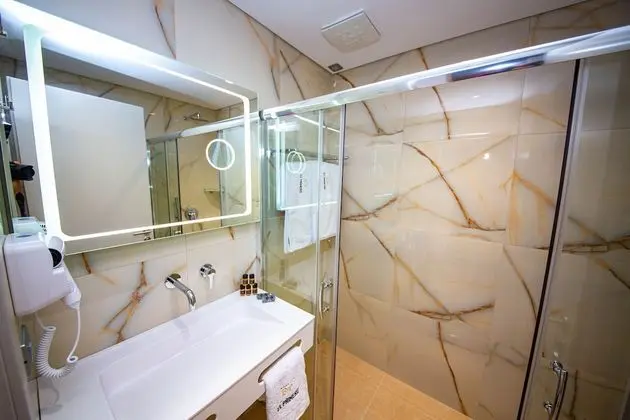 Deluxe Tek Büyük veya İki Ayrı Yataklı Oda, Kısmi Deniz Manzaralı
