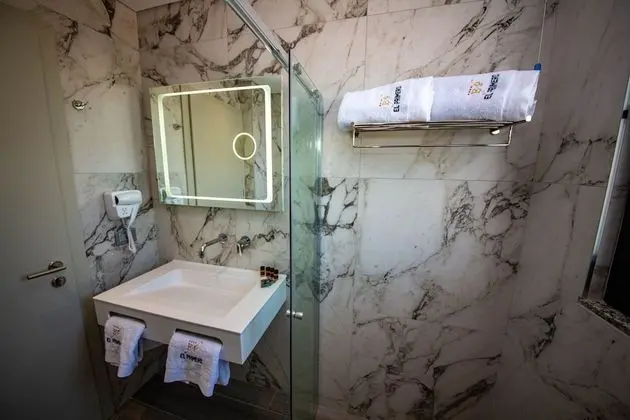 Deluxe Tek Büyük veya İki Ayrı Yataklı Oda, Kısmi Deniz Manzaralı