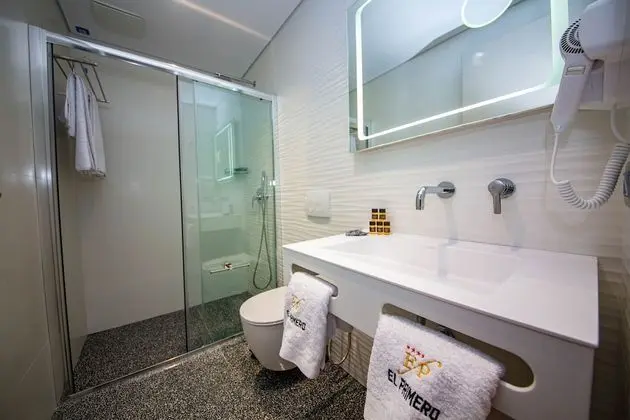 Deluxe Tek Büyük veya İki Ayrı Yataklı Oda, Kısmi Deniz Manzaralı