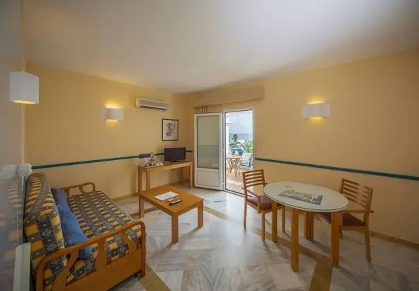 Üç Kişilik Oda (salón)