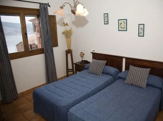 Tek Büyük veya İki Ayrı Yataklı Oda, Göl Kenarı