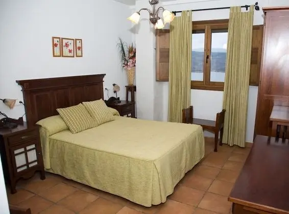 Tek Büyük veya İki Ayrı Yataklı Oda, Göl Kenarı