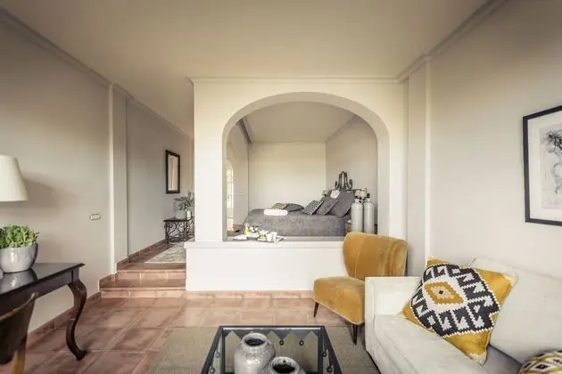 Junior Suit Capacity 3