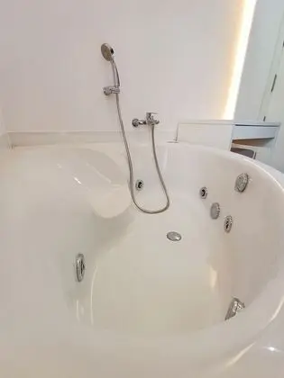 Tek Büyük Yataklı Oda, Sıcak Su Küveti